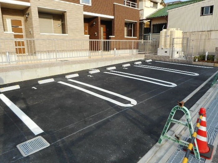 物件外観写真4　(駐車場)