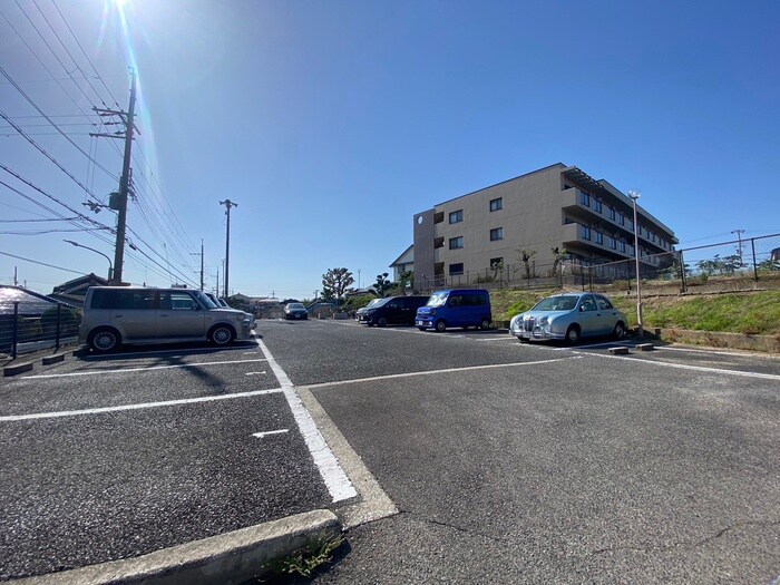 物件外観写真3　(駐車場)