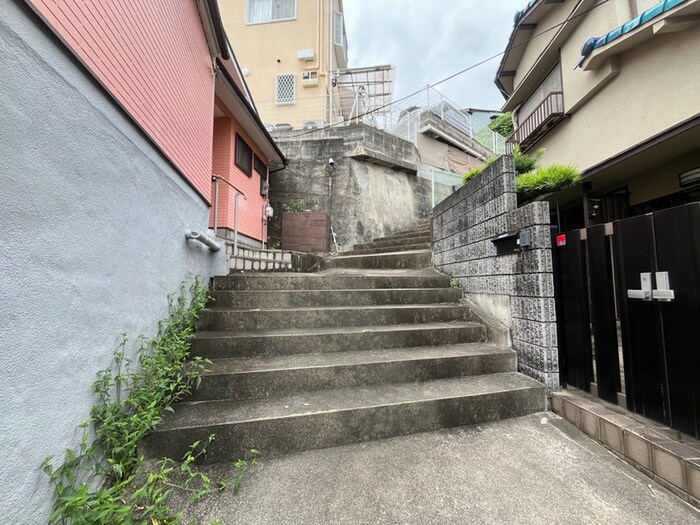 物件外観写真2　(エントランス部分)