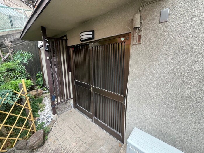 物件外観写真4　(エントランス部分)