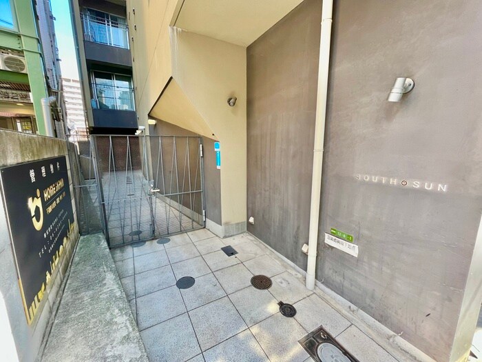 物件外観写真3　(エントランス部分)