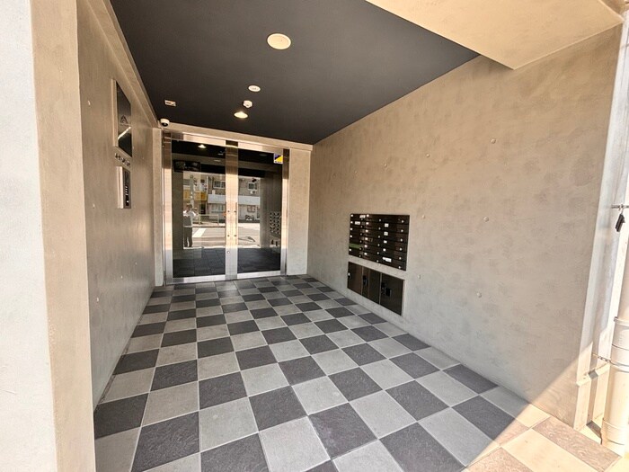 物件外観写真2　(エントランス部分)