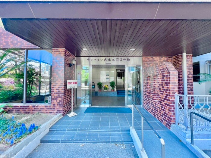 物件外観写真2　(エントランス部分)