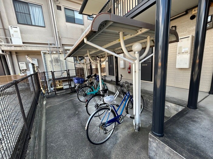 物件外観写真4　(駐輪場)