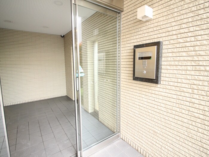 物件外観写真4　(エントランス部分)