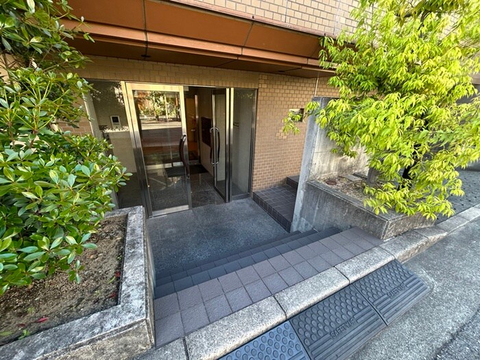 物件外観写真2　(エントランス部分)