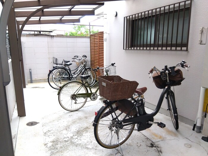 物件外観写真4　(駐輪場)