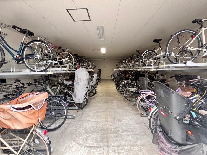 物件外観写真2　(駐輪場)