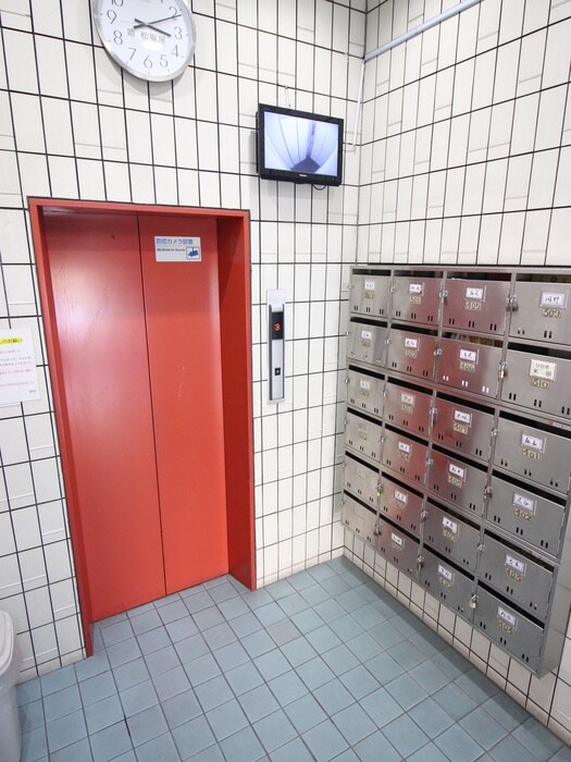 物件外観写真6　(エントランス部分)