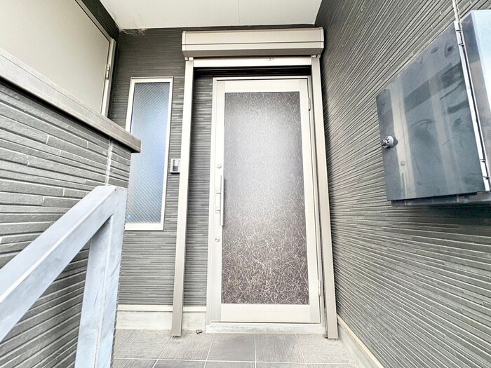 物件外観写真4　(エントランス部分)