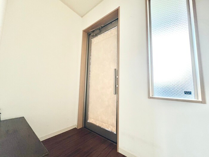 物件内観写真16　(玄関)