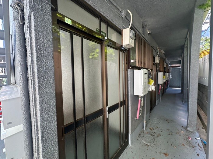 物件外観写真4　(エントランス部分)