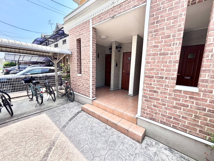 物件外観写真6　(エントランス部分)