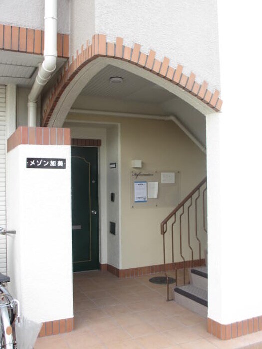 物件外観写真2　(エントランス部分)
