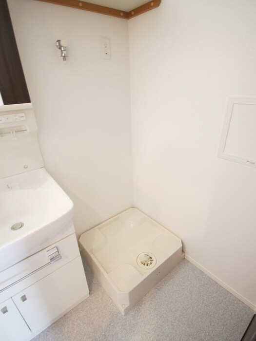 物件内観写真10　(洗濯機置場)