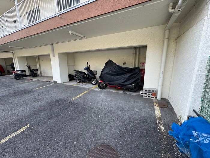 物件外観写真4　(駐車場)