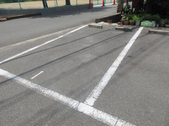 物件外観写真4　(駐車場)