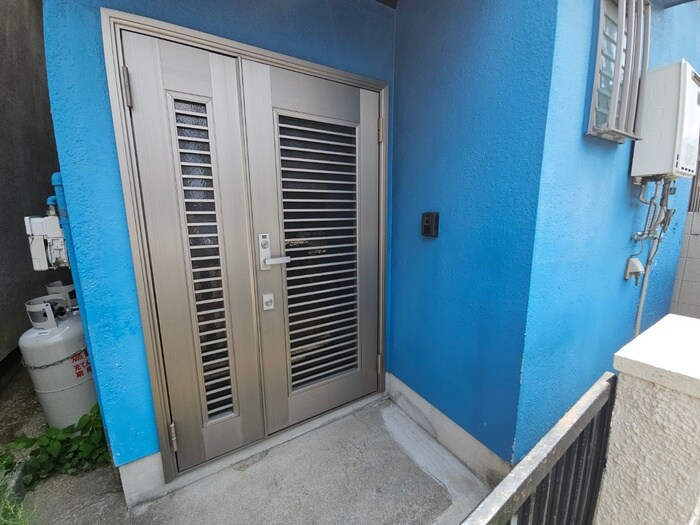 物件外観写真4　(エントランス部分)