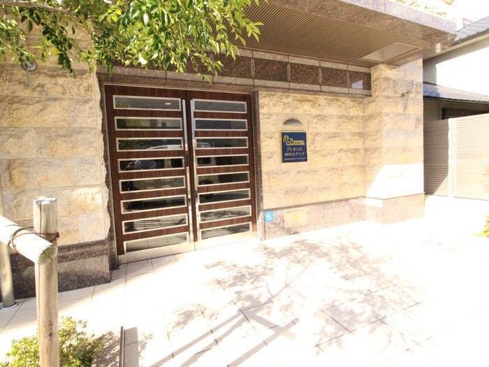 物件外観写真2　(エントランス部分)