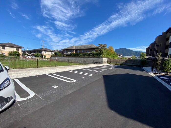 物件外観写真6　(駐車場)