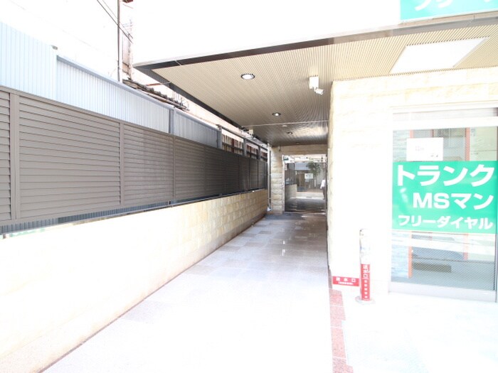 物件外観写真6　(エントランス部分)