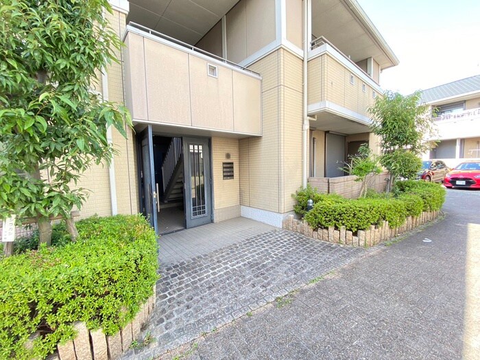 物件外観写真3　(エントランス部分)