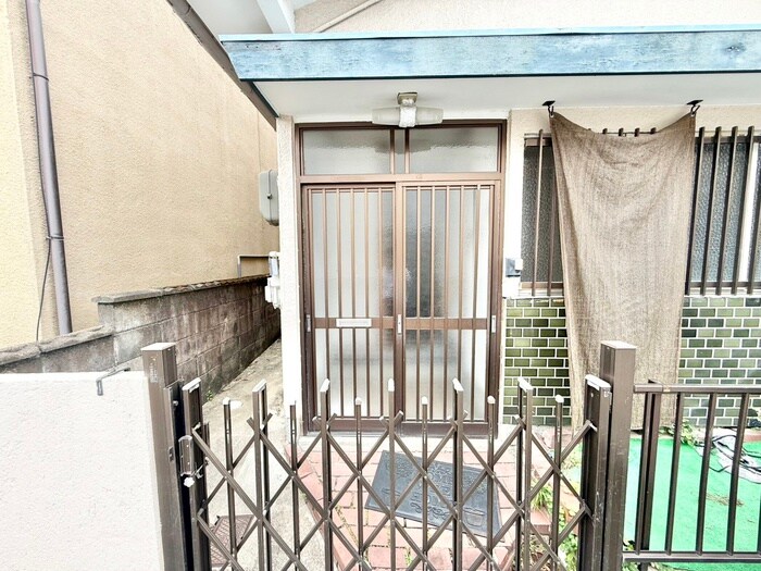 物件外観写真5　(エントランス部分)