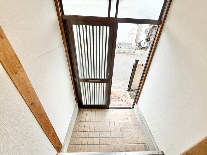 物件内観写真16　(玄関)