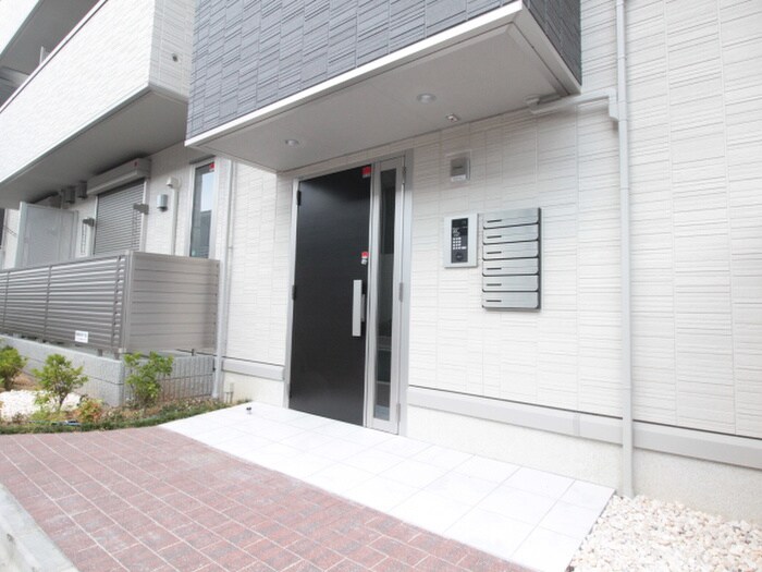 物件外観写真2　(エントランス部分)