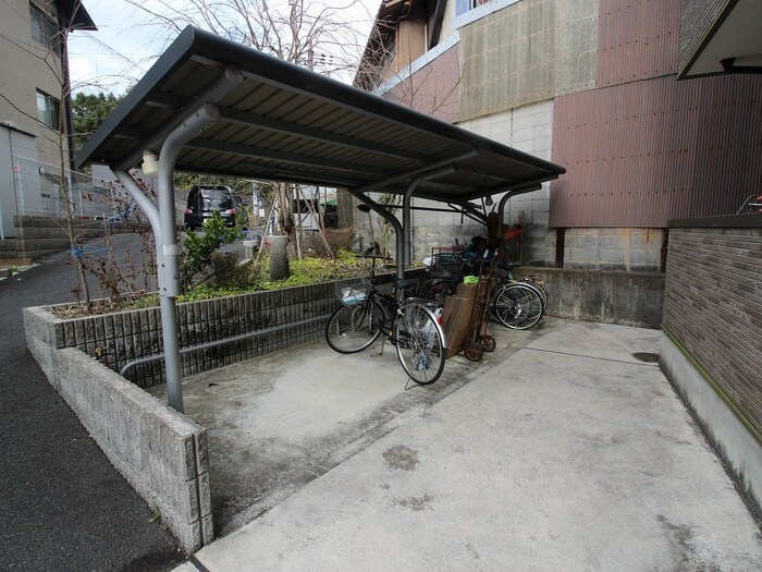 物件外観写真2　(駐輪場)