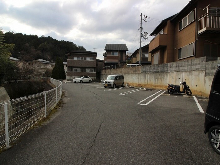 物件外観写真3　(駐車場)