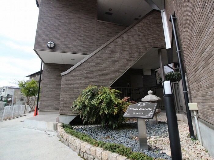 物件外観写真4　(エントランス部分)