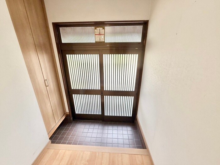 物件内観写真16　(玄関)