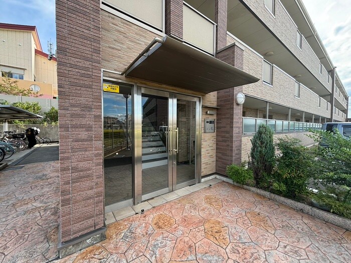 物件外観写真2　(エントランス部分)