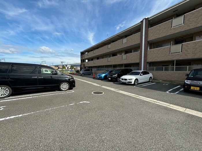 物件外観写真3　(駐車場)