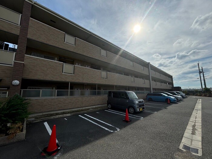 物件外観写真4　(駐車場)