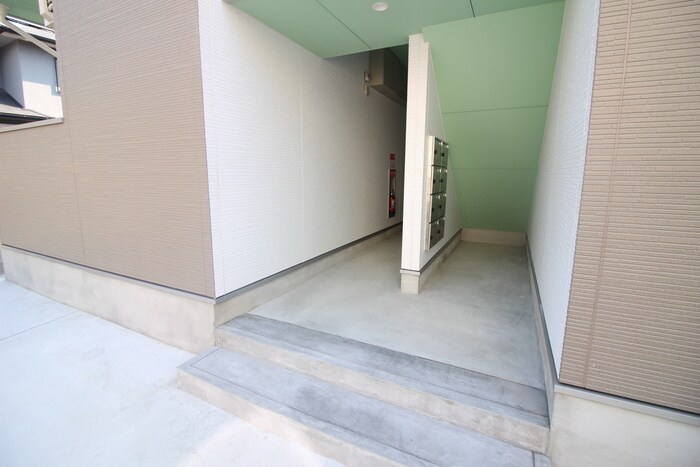 物件外観写真4　(エントランス部分)