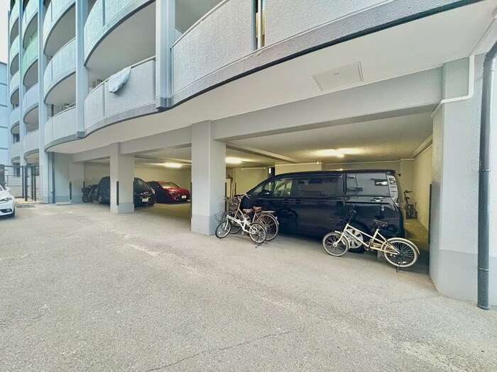 物件外観写真4　(駐車場)