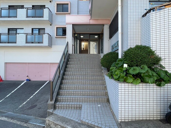 物件外観写真4　(エントランス部分)