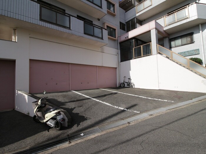 物件外観写真5　(駐車場)