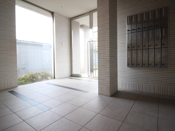 物件外観写真3　(エントランス部分)