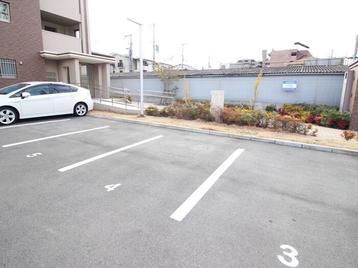 物件外観写真5　(駐車場)
