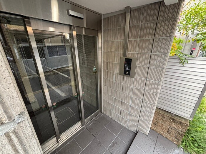 物件外観写真4　(エントランス部分)