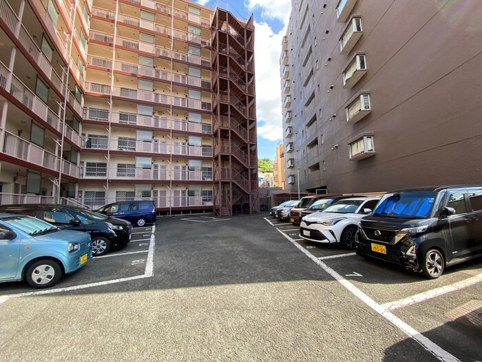 物件外観写真5　(駐車場)