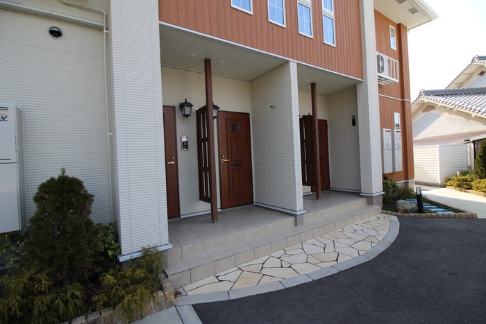 物件外観写真3　(エントランス部分)