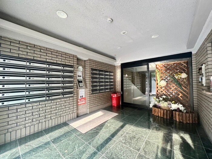 物件外観写真2　(エントランス部分)