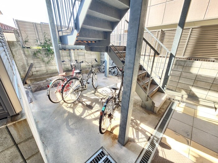 物件外観写真4　(駐輪場)