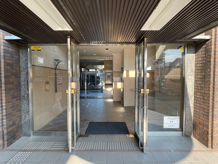 物件外観写真3　(エントランス部分)