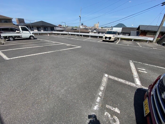 物件外観写真2　(駐車場)