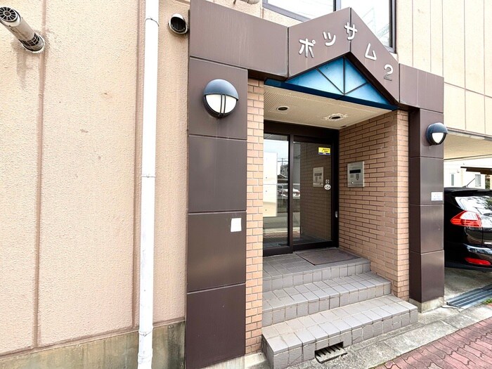 物件外観写真4　(エントランス部分)